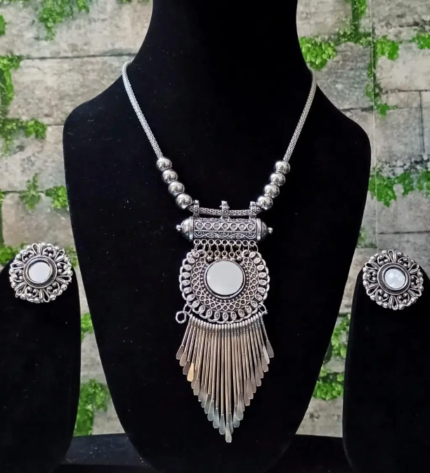 Round Pendant Necklace with Earrings